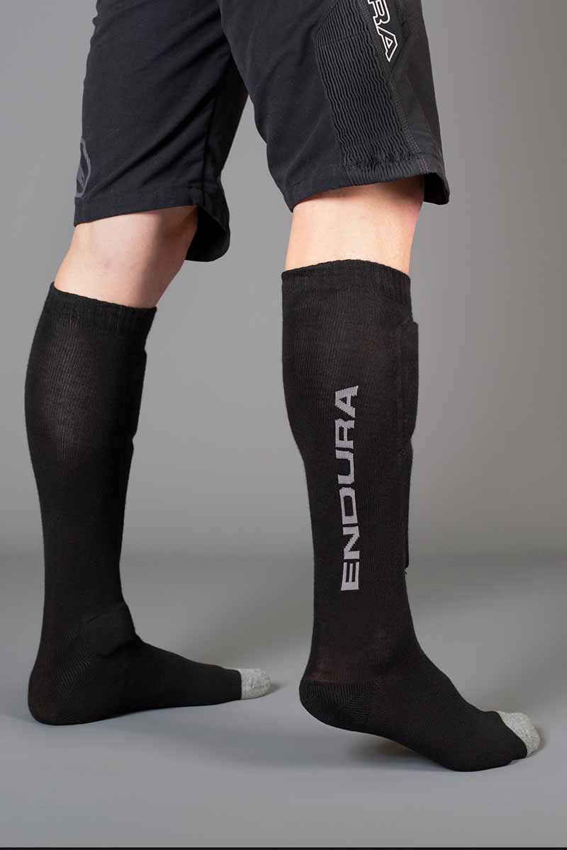 ENDURA SINGLETRACK SHIN GUARD SOCK BLACK
