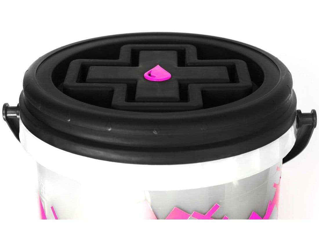 MUC-OFF DIRT BUCKET KIT WITH FILTH FILTER