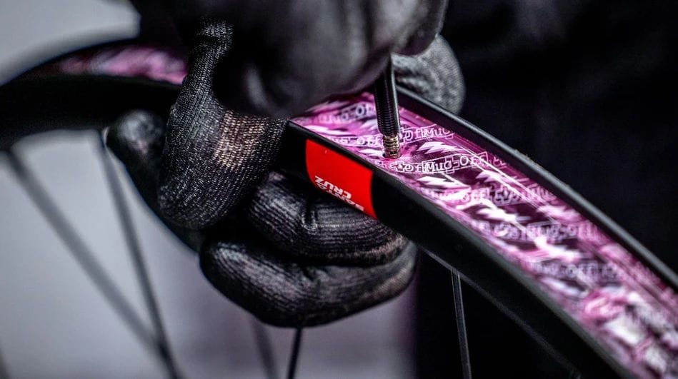 MUC-OFF ULTIMATE ROAD 60mm TUBELESS SETUP KIT