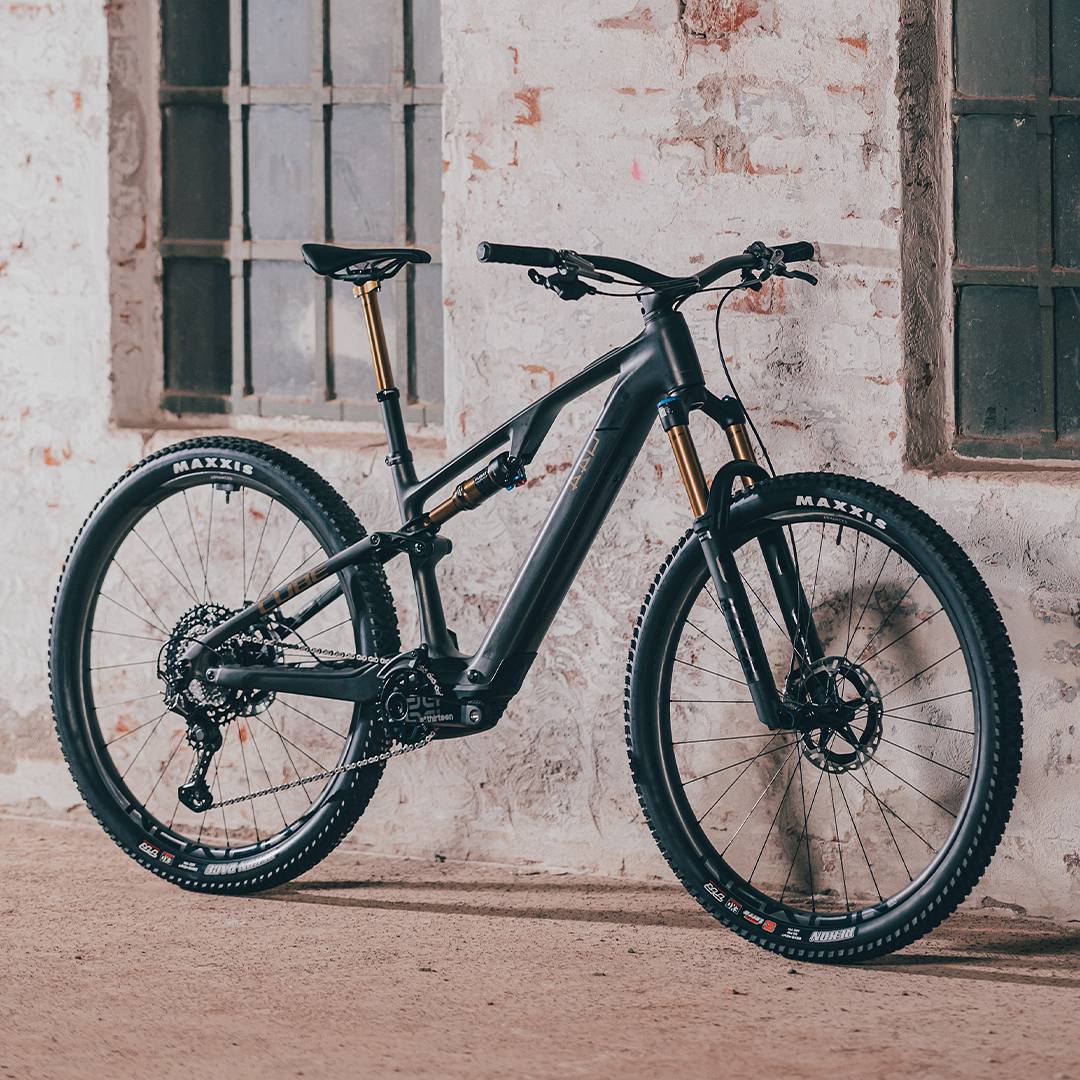 CUBE AMS HYBRID ONE44 C:68X SLT 400X E-MTB BIKE 2024 CARBON 'N' GOLDDUST