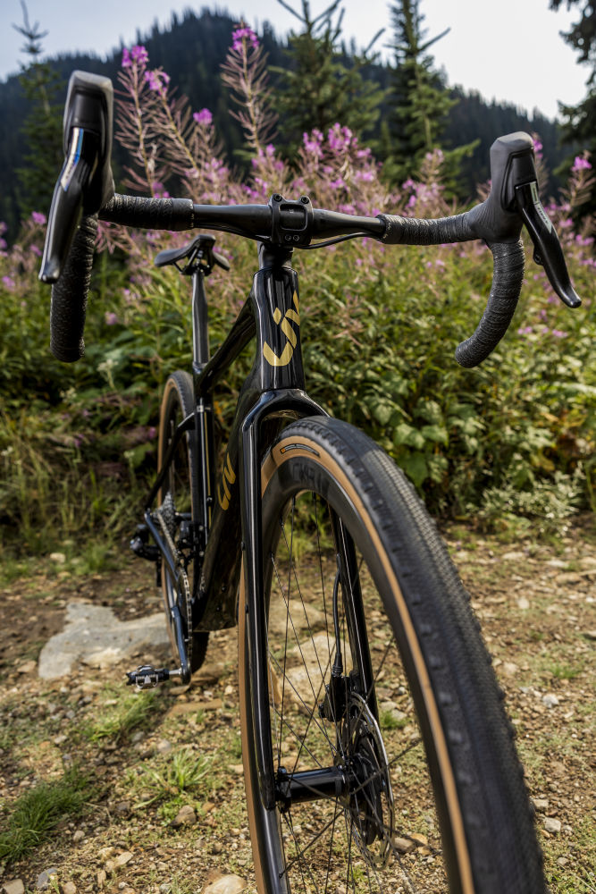 GIANT LIV DEVOTE ADVANCED PRO GRAVEL BIKE 2024 CARBON/GOLD CHROME