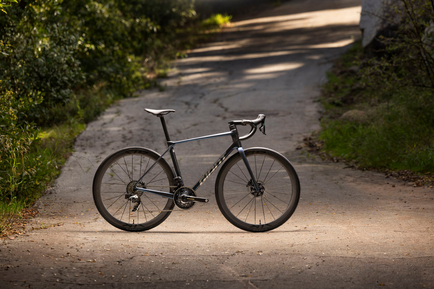 GIANT TCR ADVANCED PRO 0 AXS ROAD BIKE 2025 GLOSS OCEAN TWILIGHT/LIGHTNING SILVER