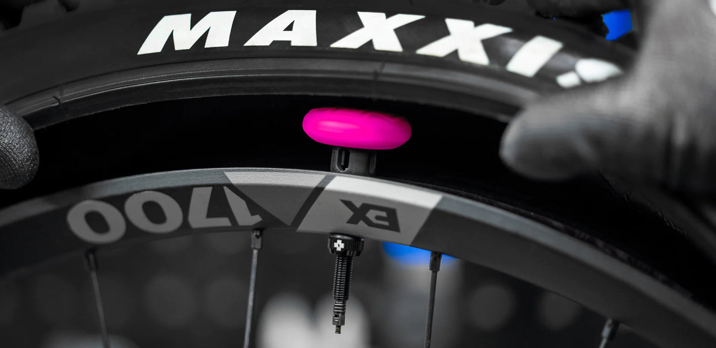 MUC-OFF STEALTH TUBELESS TAG HOLDER & 44mm VALVE KIT