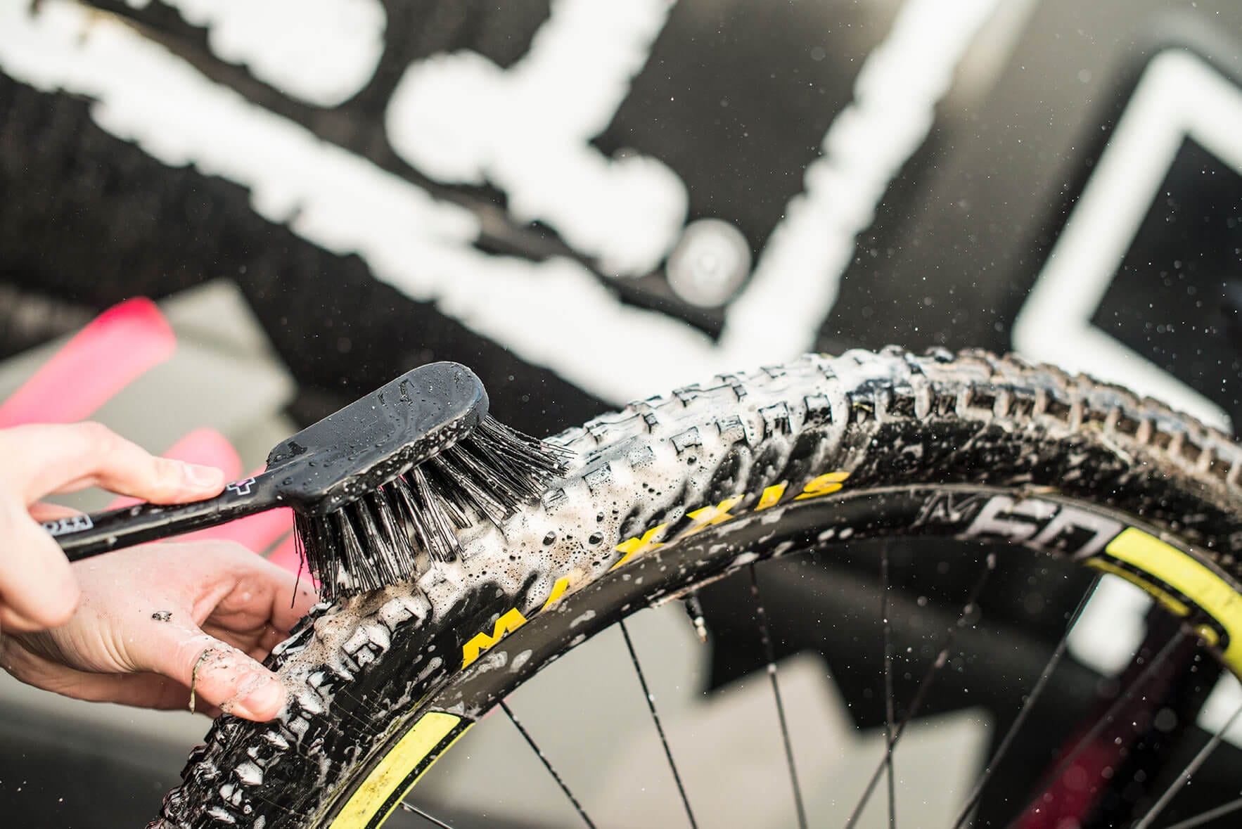 MUC-OFF TYRE & CASSETTE BRUSH