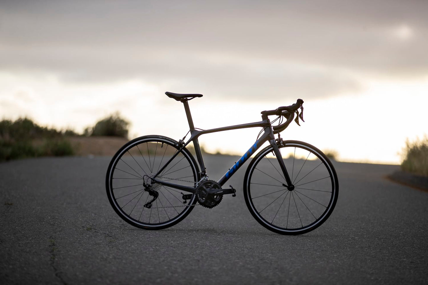 GIANT TCR ADVANCED 2 ROAD BIKE 2023 - COLD IRON
