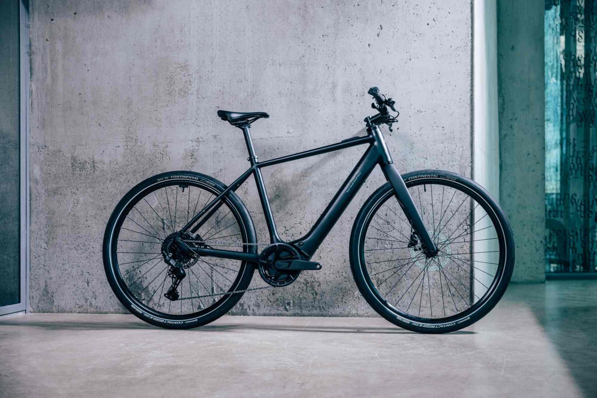 CUBE EDITOR HYBRID PRO 400X URBAN eBIKE 2025 BLACK 'N' SPECTRAL