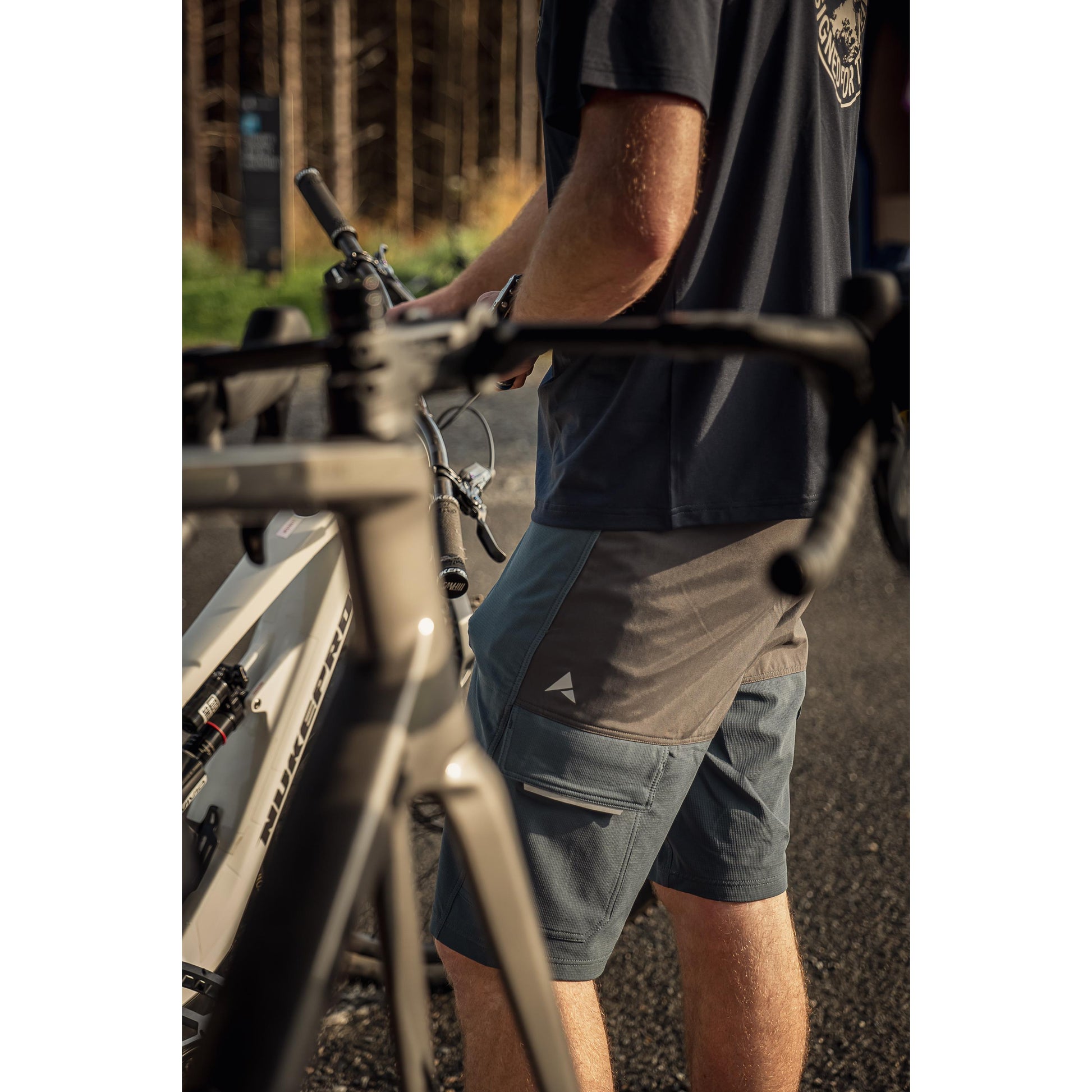 ALTURA ESKER CARGO BAGGY SHORTS + LINER BLACK