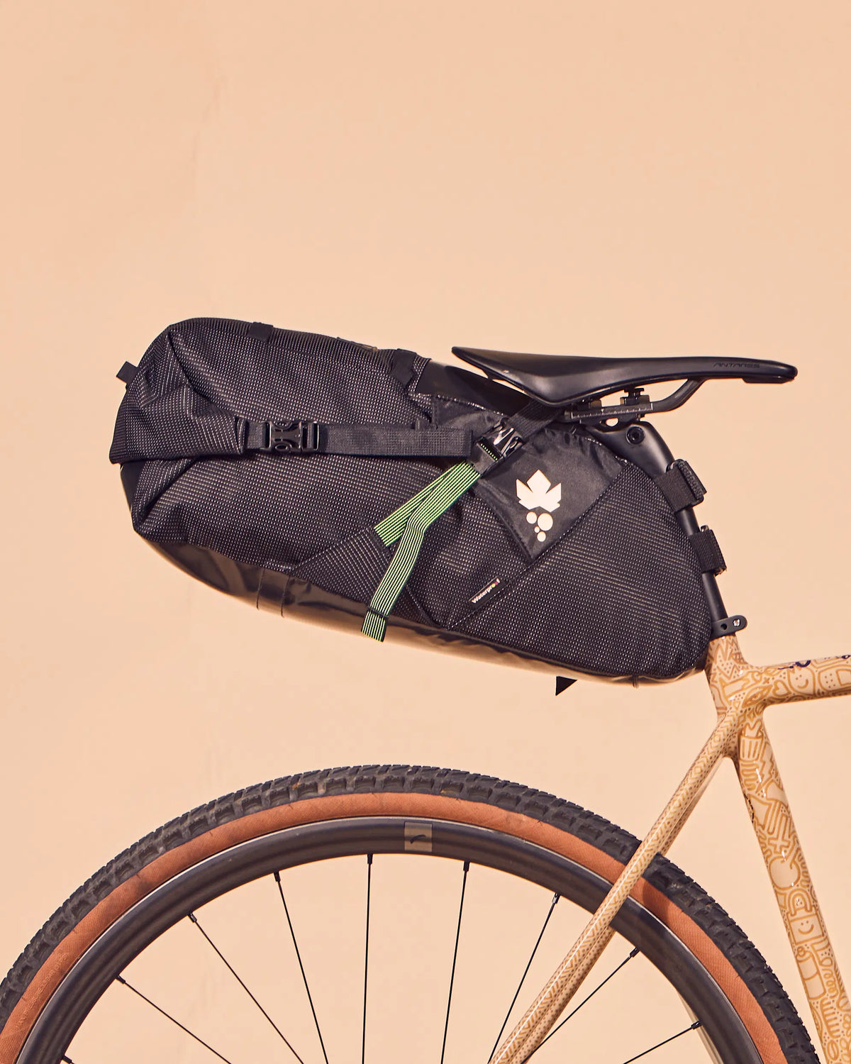 MISS GRAPE CLUSTER 20 WP SADDLE BAG