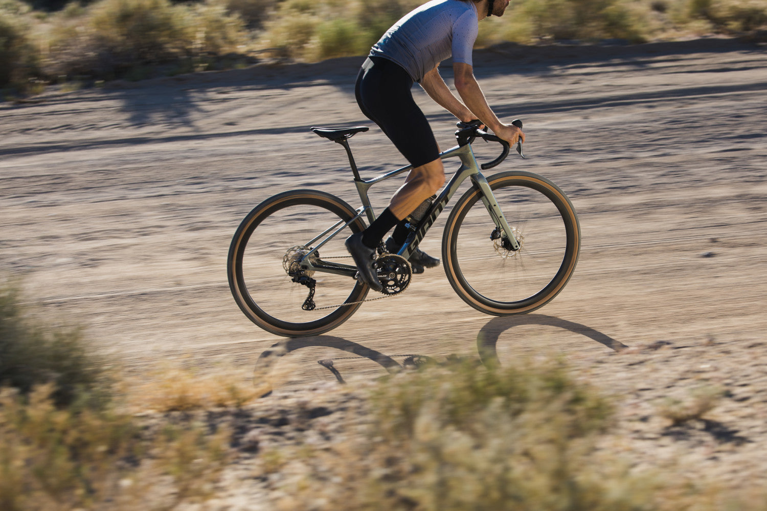 GIANT REVOLT ADVANCED 0 GRAVEL BIKE 2025 GLOSS AURORA NOISE