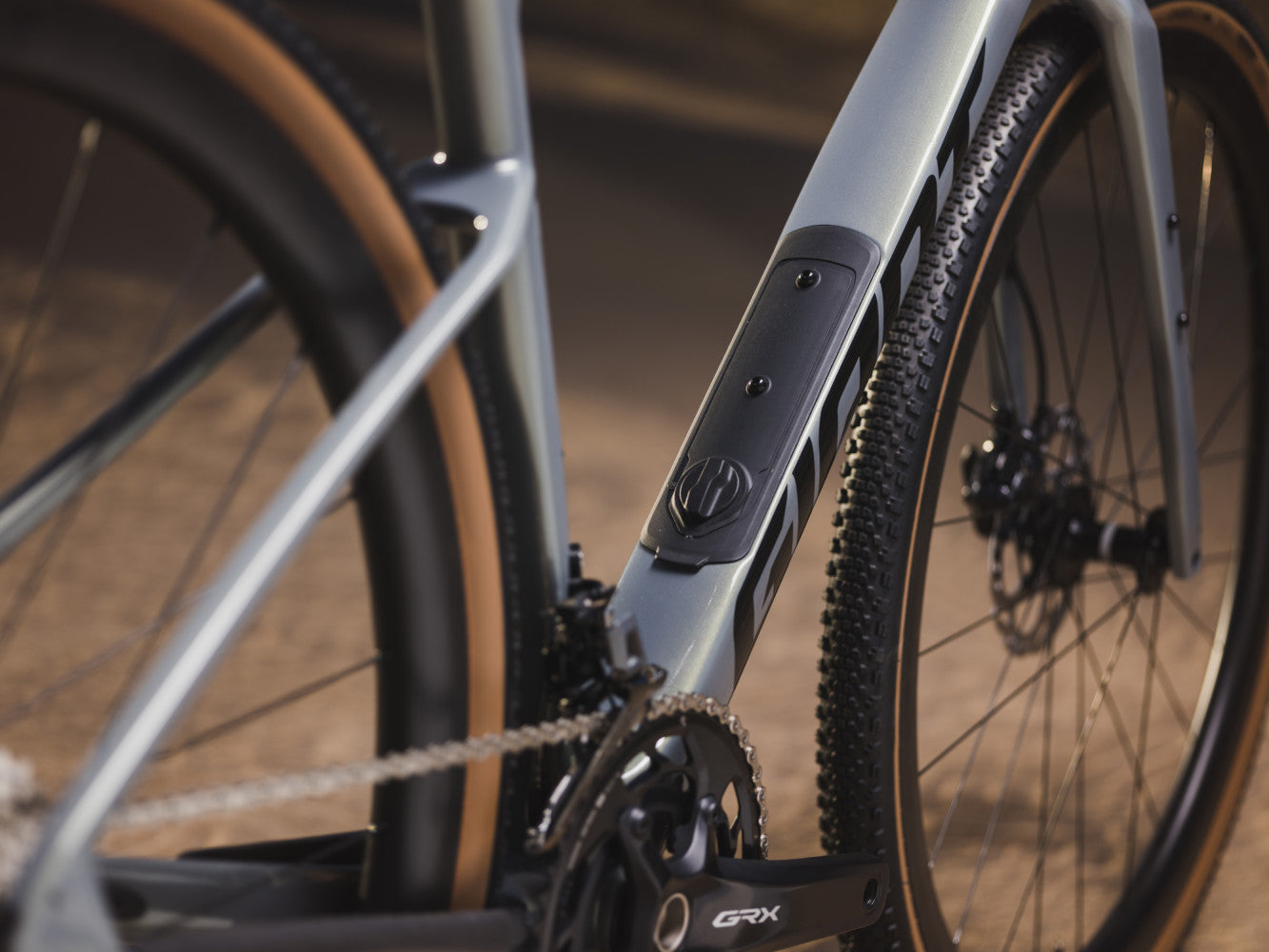 GIANT REVOLT ADVANCED 0 GRAVEL BIKE 2025 GLOSS AURORA NOISE