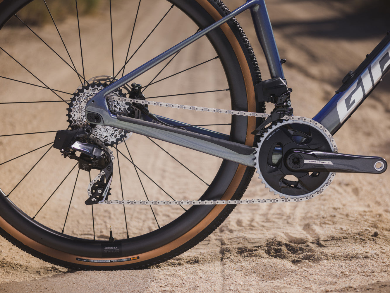 GIANT REVOLT ADVANCED PRO 0 GRAVEL BIKE 2025 GLOSS INTERSTELLAR/CHROME