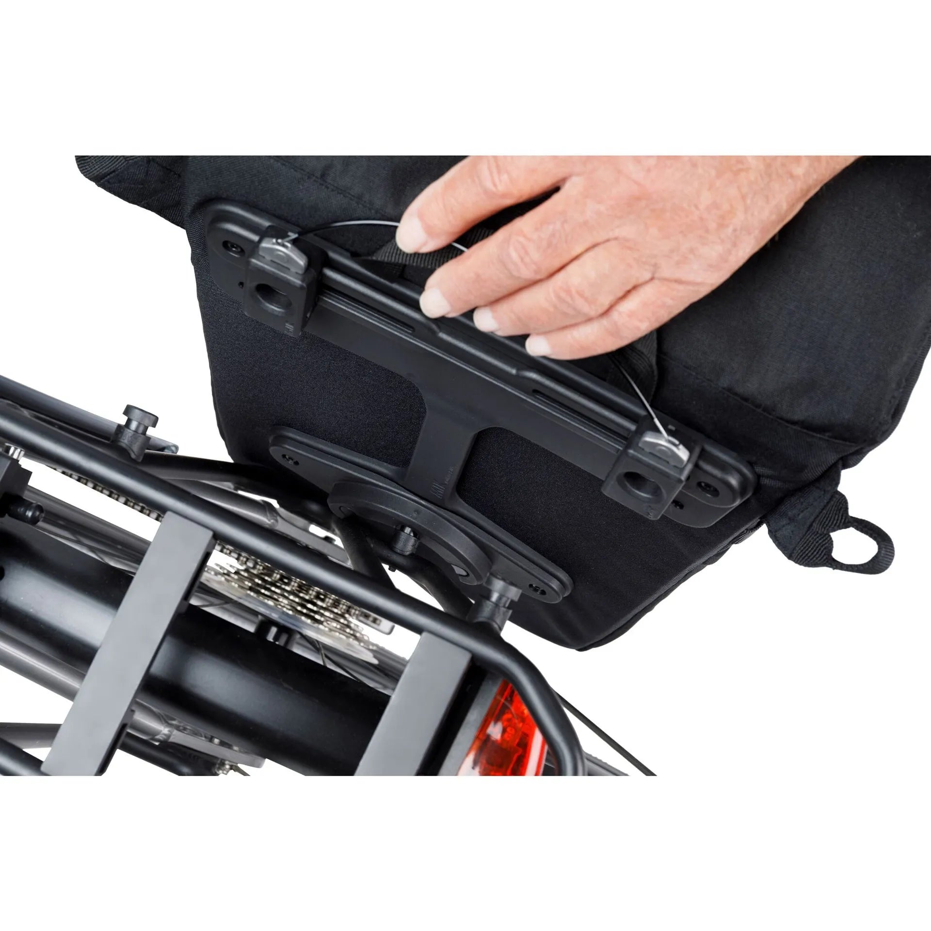 BASIL MOVE COMMUTER BAG MIK HOOKS