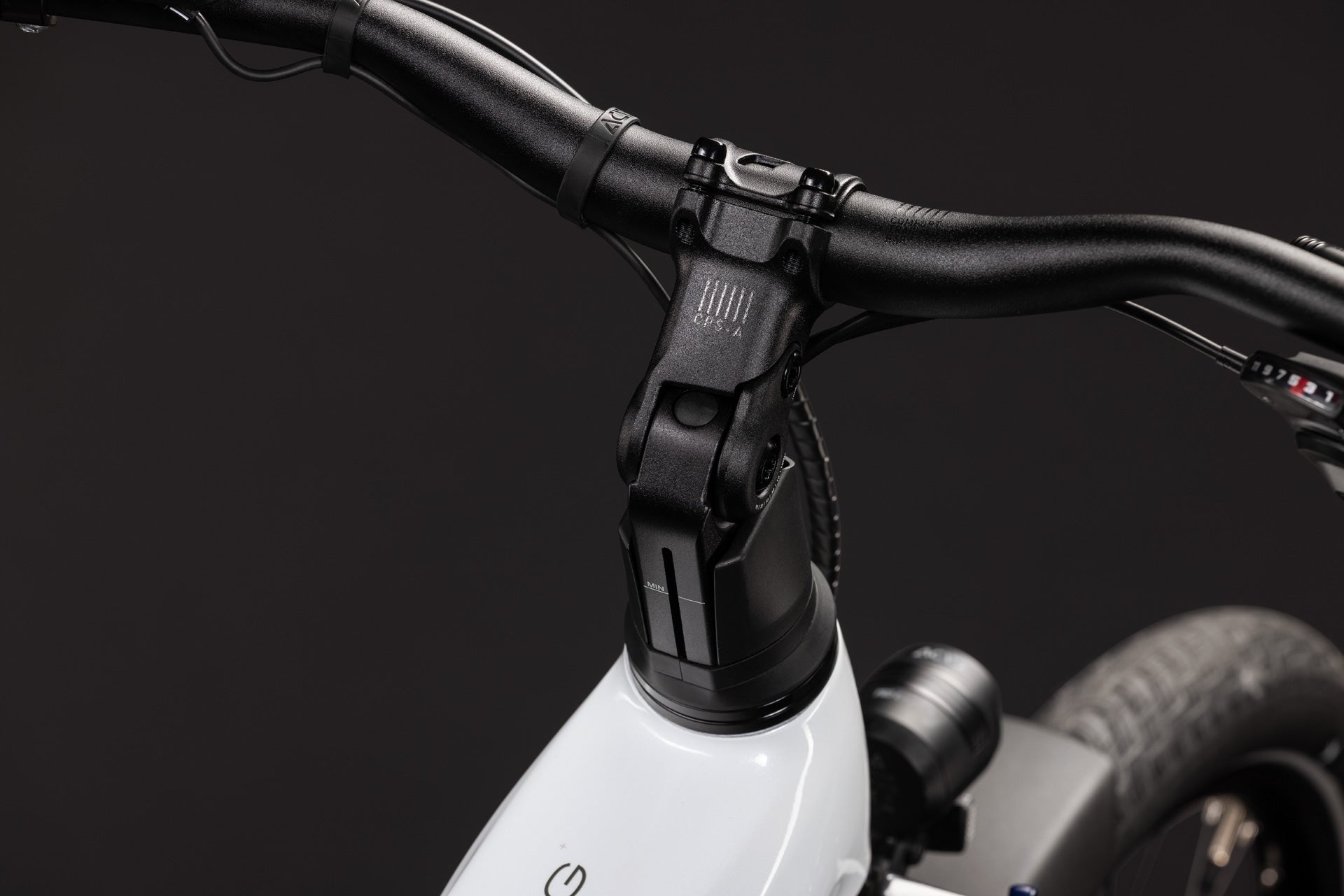 CUBE TOURING HYBRID ONE 600 URBAN eBIKE 2027 METALLICWHITE 'N' CHROME (TRAPEZE)