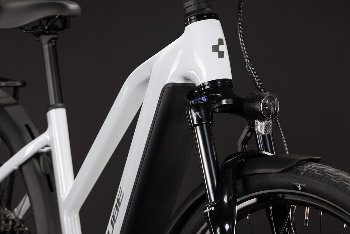 CUBE TOURING HYBRID ONE 600 URBAN eBIKE 2027 METALLICWHITE 'N' CHROME (TRAPEZE)