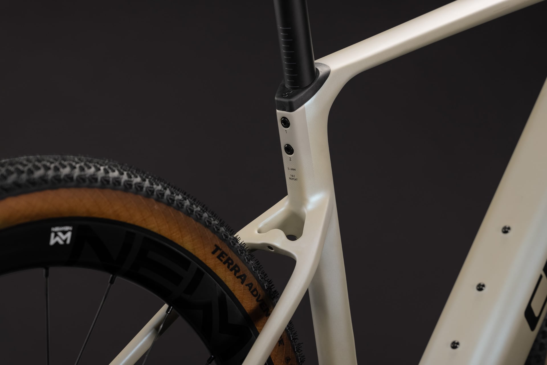 CUBE NUROAD HYBRID C:62 SLX 400X eGRAVEL BIKE 2027 GLINTSAND 'N' BLACK