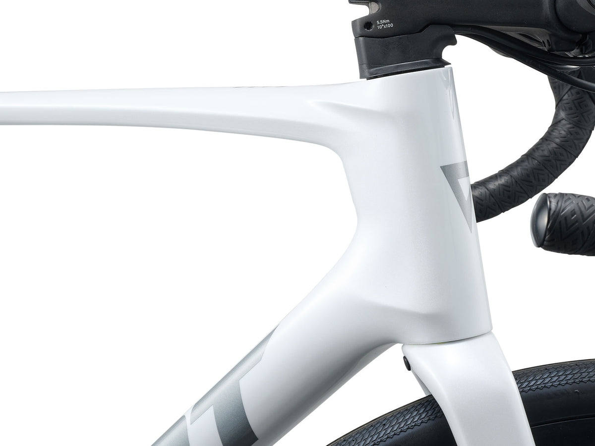 GIANT DEFY ADVANCED 2 ROAD BIKE 2027 PEARL WHITE