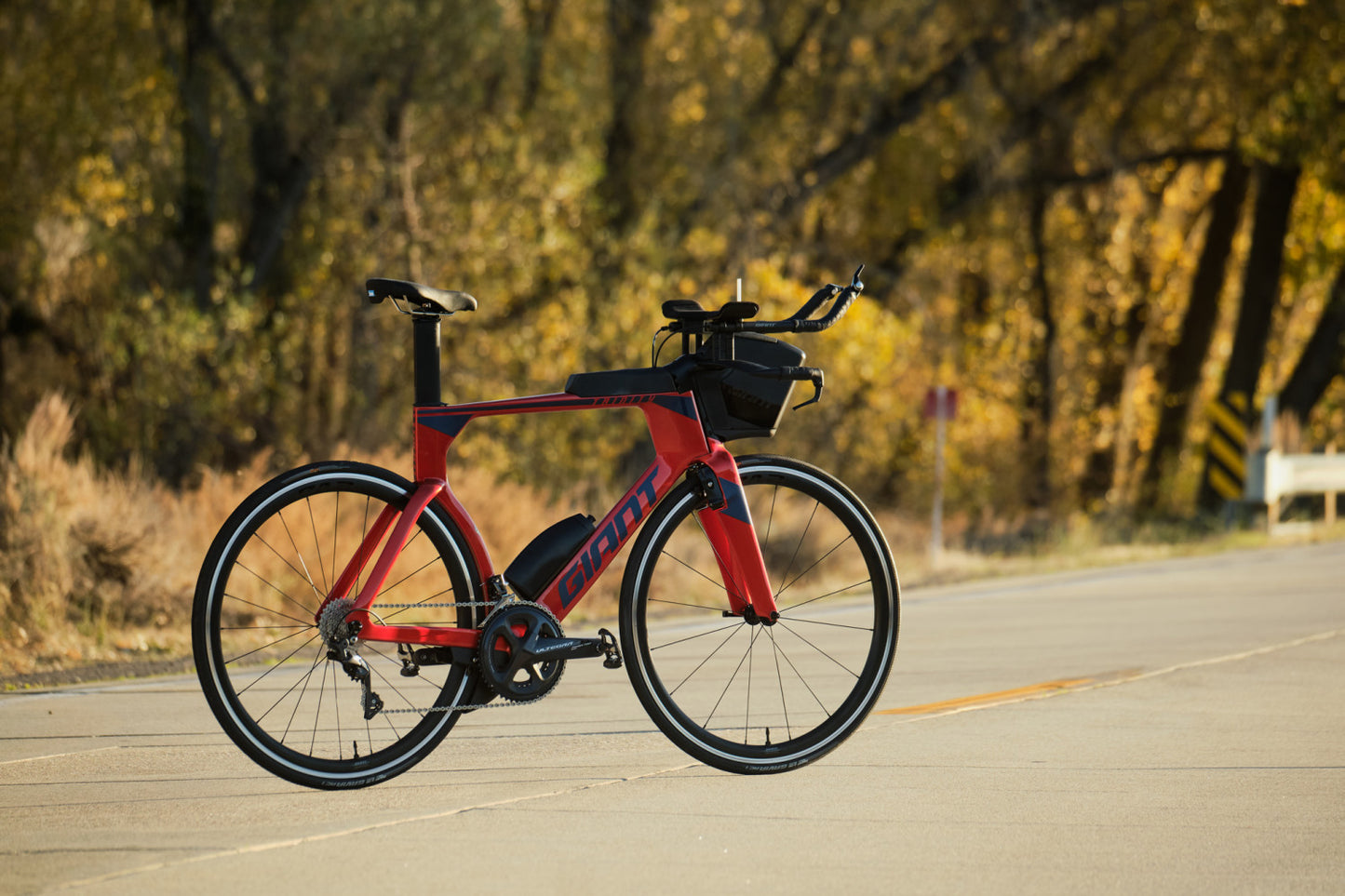 GIANT TRINITY ADVANCED PRO 2 TRIATHLON BIKE 2023 - GLOSS GRENADINE/MATTE METALLIC NAVY