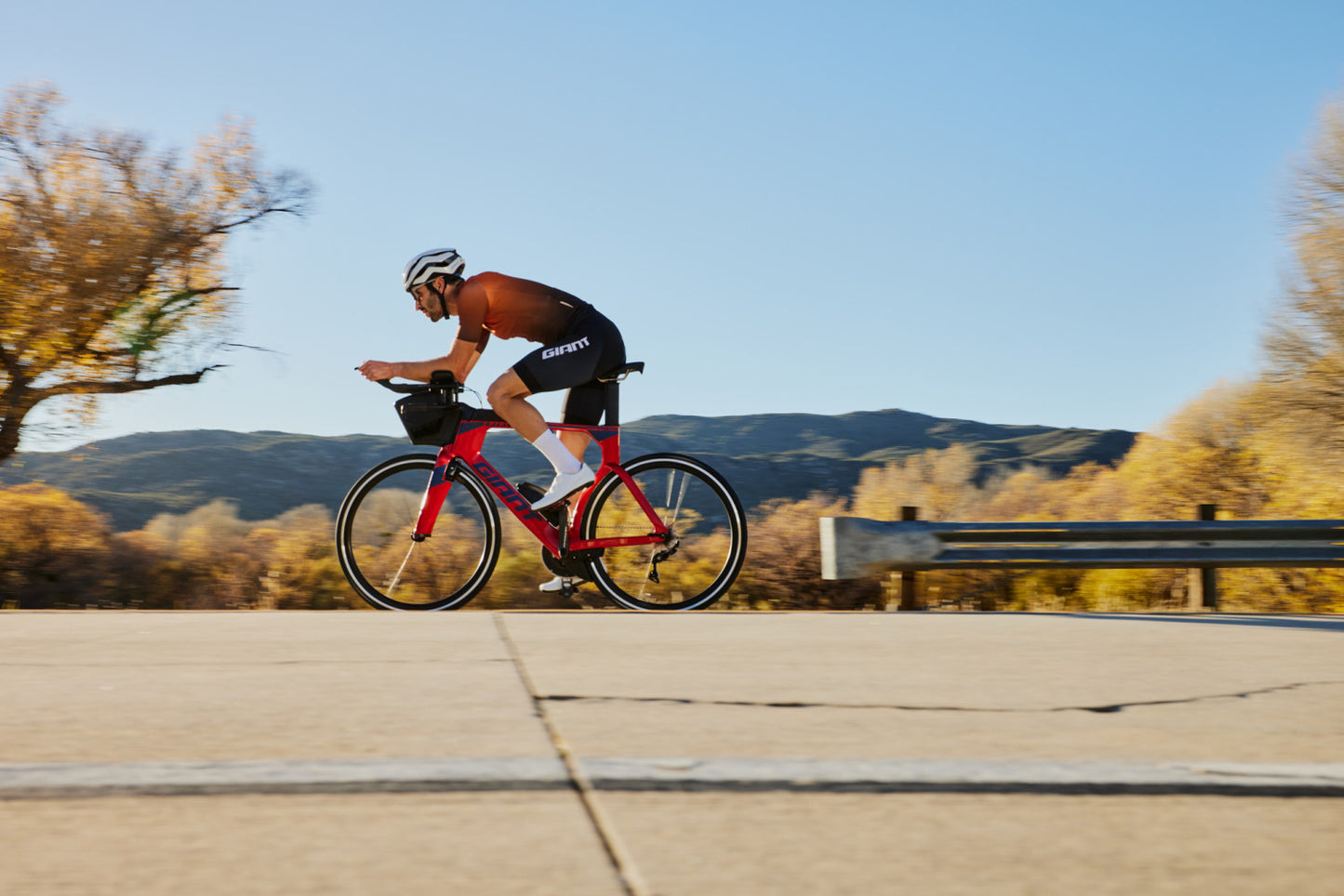 GIANT TRINITY ADVANCED PRO 2 TRIATHLON BIKE 2023 - GLOSS GRENADINE/MATTE METALLIC NAVY